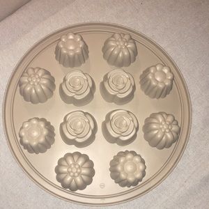 Pampered Chef Kitchen - Pampered Chef Flowered Silicon Mold Pampered Chef Kitchen - Pampered Chef Flowered Silicon Mold